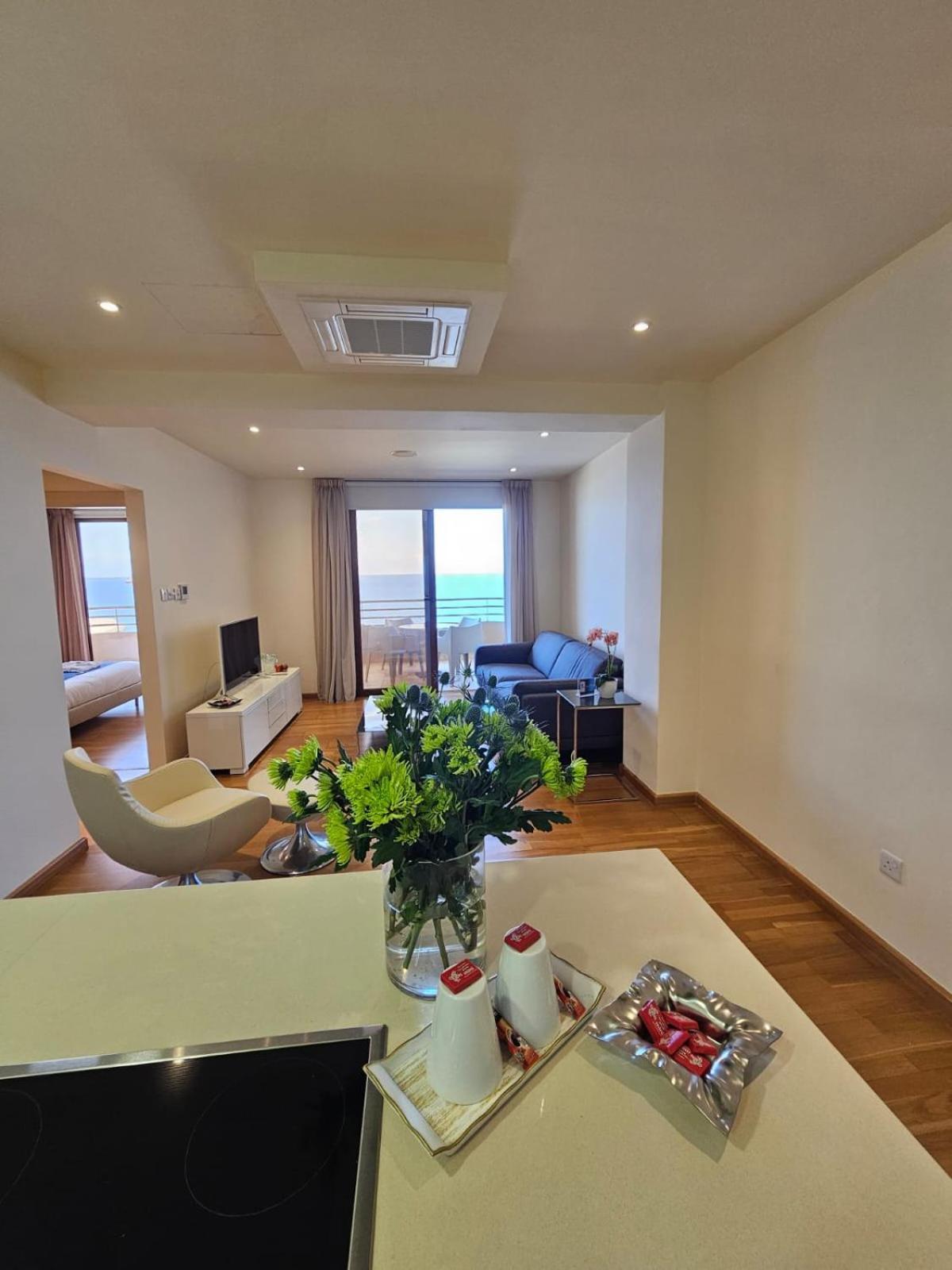 11 Suites - Golden Sunrise Suite Larnaca Phòng bức ảnh